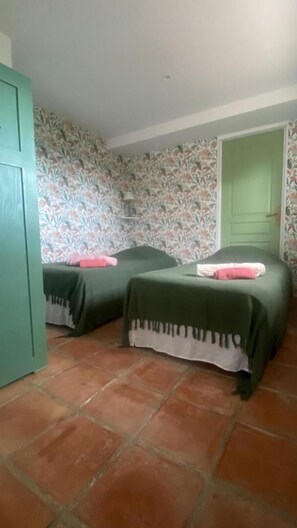 5 bedrooms, iron/ironing board, Internet