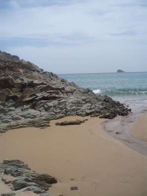 A rocky beach with a clear view of the ocean. - Location sainte Rose TI KAZ AN NOU (sainte rose)