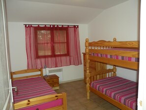 2 bedrooms, iron/ironing board, free internet, bed sheets