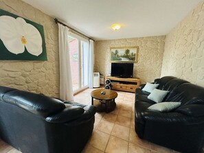 TV - 4-room house with terrace, 3 bedrooms for 6 people, near Narbonne Beach, parking included (Narbonne)