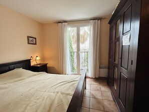 3 bedrooms - 4-room house with terrace, 3 bedrooms for 6 people, near Narbonne Beach, parking included (Narbonne)