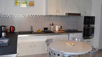 Een koelkast, een microgolfoven, een oven, een vaatwasser