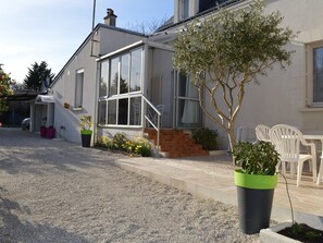 Outdoor dining - Comfortable house, pets allowed, enclosed garden (Saint-Avertin)