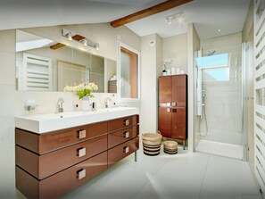 Badewanne, Haartrockner, Handtücher