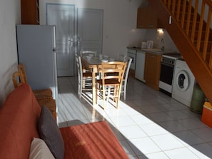 Fridge, microwave, oven, stovetop - Cozy 2-Room Mezzanine House with Pool, Parking, and Terrace in Saint Pierre, 800m from Beach (Fleury-Saint-Pierre-la-Mer)