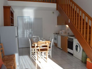 Fridge, microwave, oven, stovetop - Cozy 2-Room Mezzanine House with Pool, Parking, and Terrace in Saint Pierre, 800m from Beach (Fleury-Saint-Pierre-la-Mer)