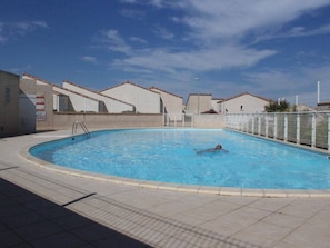Pool - Cozy 2-Room Mezzanine House with Pool, Parking, and Terrace in Saint Pierre, 800m from Beach (Fleury-Saint-Pierre-la-Mer)