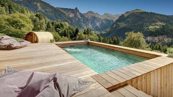 Een verwarmd zwembad