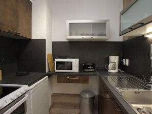 Fridge, dishwasher, coffee/tea maker, toaster