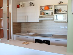 Fridge, microwave, oven, stovetop - 3-room apartment with parking, 10m from the beach - sleeps 6 (Port-la-Nouvelle)