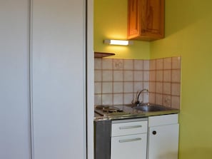 Réfrigérateur, micro-ondes, plaque de cuisson, cafetiÚre/bouilloire