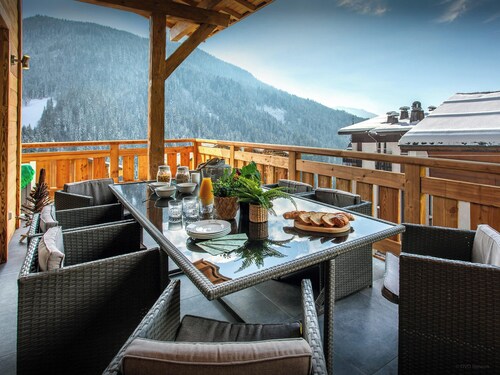 Chalet Alyssum - unique alpine stay for 13, hot tub & sauna - OVO Network