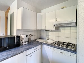 Fridge, oven, dishwasher, coffee/tea maker