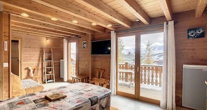 Cozy 4-Bedroom Chalet for 9, Near Ski Lift, Shops, With Pool Access