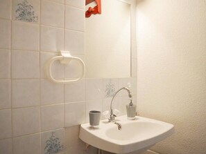 Bathroom - Cozy Studio Loft with Shared Pool, Terrace & Parking, 200m from Beach in Narbonne Plage (Narbonne)