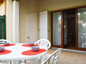 Outdoor dining - Cozy Studio Loft with Shared Pool, Terrace & Parking, 200m from Beach in Narbonne Plage (Narbonne)