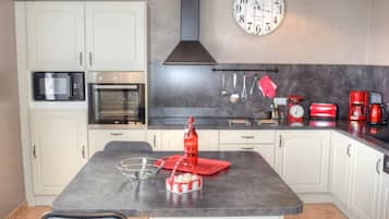 Een koelkast, een microgolfoven, een oven, een vaatwasser