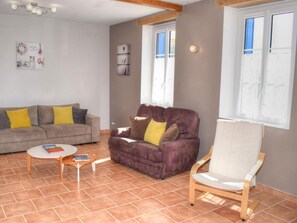 Een televisie, een open haard en een tafeltennistafel