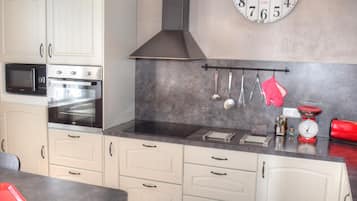 Een koelkast, een microgolfoven, een oven, een vaatwasser