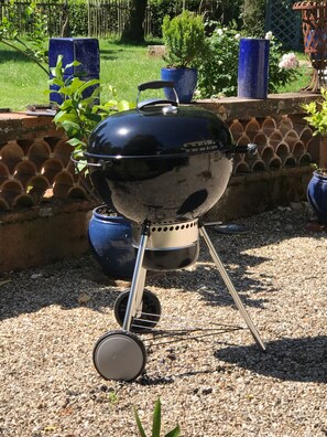 A portable barbecue grill with wheels, set on a gravel surface. - Villa Toscane with swimming pool 20 minutes from Toulouse (Azas)