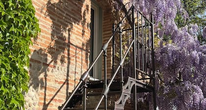 Villa Toscane creations. Estate with swimming pool 20 minutes from Toulouse