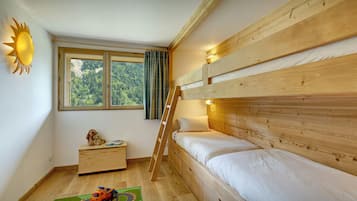 5 bedrooms, iron/ironing board, WiFi, bed sheets