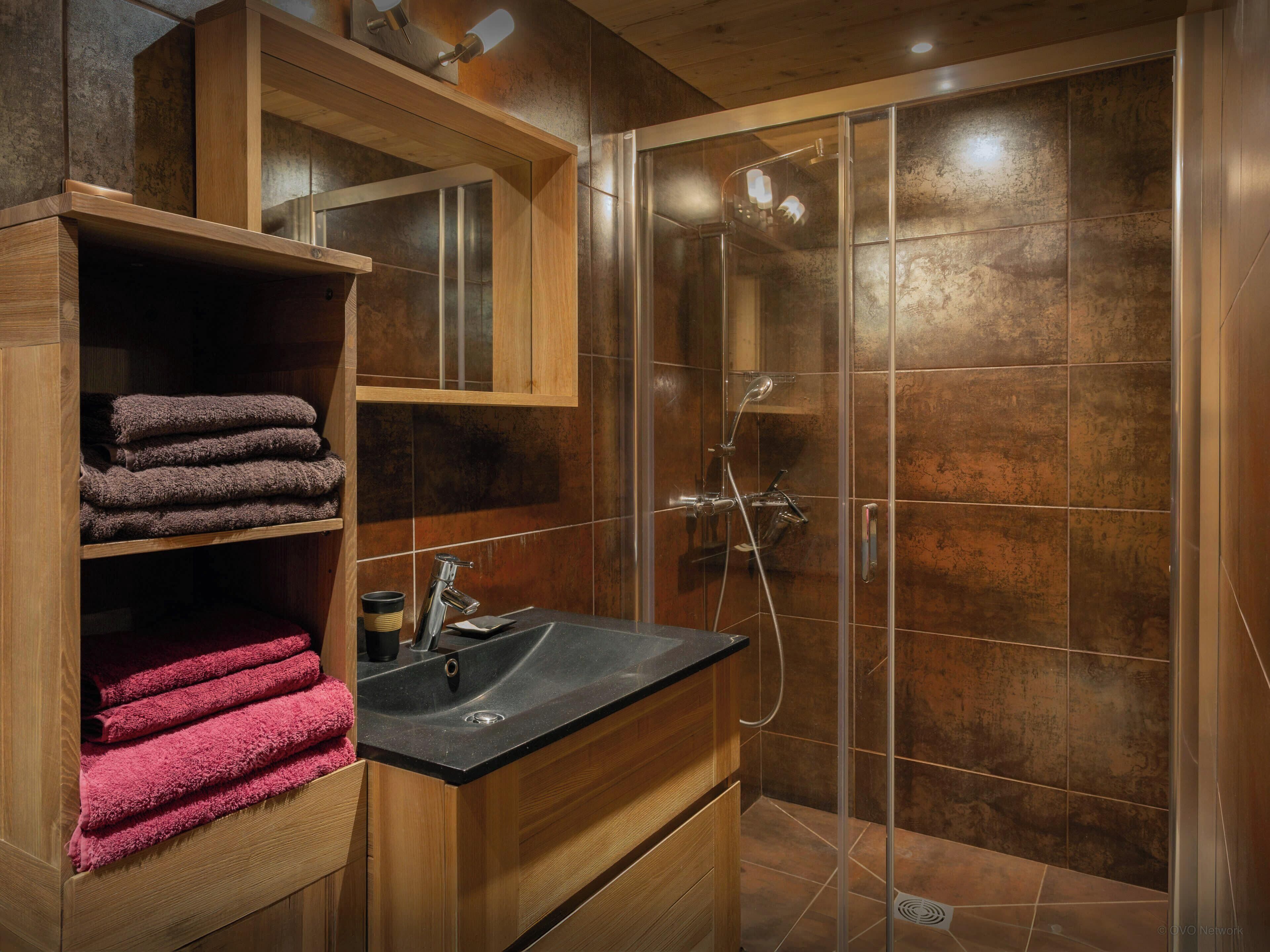 Badekar, toalettartikler (inkludert), hårføner og håndklær