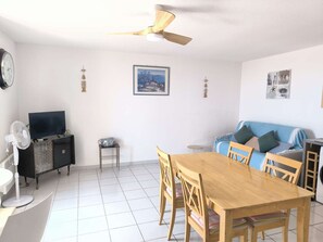 Dining - House in Saint Pierre la Mer with Terrace and Pool 2 Stars (Fleury-Saint-Pierre-la-Mer)
