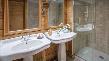 Bañera, artículos de tocador gratuitos, secador de pelo, toallas