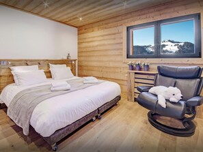 6 bedrooms, iron/ironing board, WiFi, bed sheets