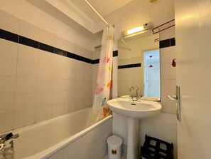 Bathroom - Carnac: 3-Room Apartment with Balcony for 4, Pets Allowed, Parking (Carnac)