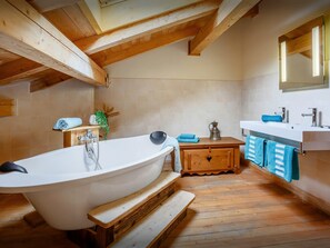 Baignoire, articles de toilette gratuits, sèche-cheveux