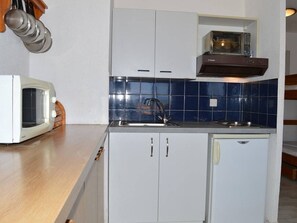 Køleskab, mikrobølgeovn, kogeplade, kaffe-/temaskine