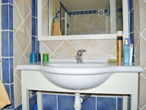 Bathroom - Mezzanine studio for 4 with air conditioning, terrace and parking in Cavalaire (Cavalaire-sur-Mer)