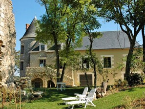 Property grounds - Exceptional Castle with Private Pool, Spa & WiFi (Saint-Bauld)