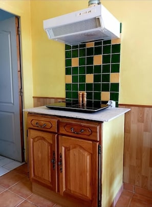 Micro-ondes, four, cafetière/bouilloire, grille-pain