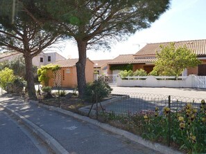 Property grounds - Cozy 2-Room Mezzanine House with Terrace, A/C, and Parking, 750m from Beach - Saint Pierre La Mer (Fleury-Saint-Pierre-la-Mer)