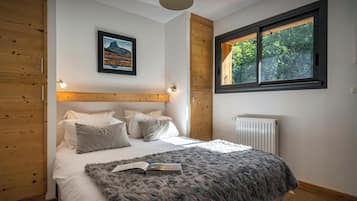 6 bedrooms, iron/ironing board, WiFi, bed sheets