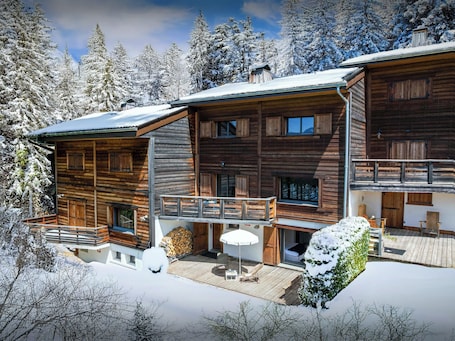 Exterior. Chalet La Frasse - ski-in ski-out 12p, lovely piste views - OVO Network