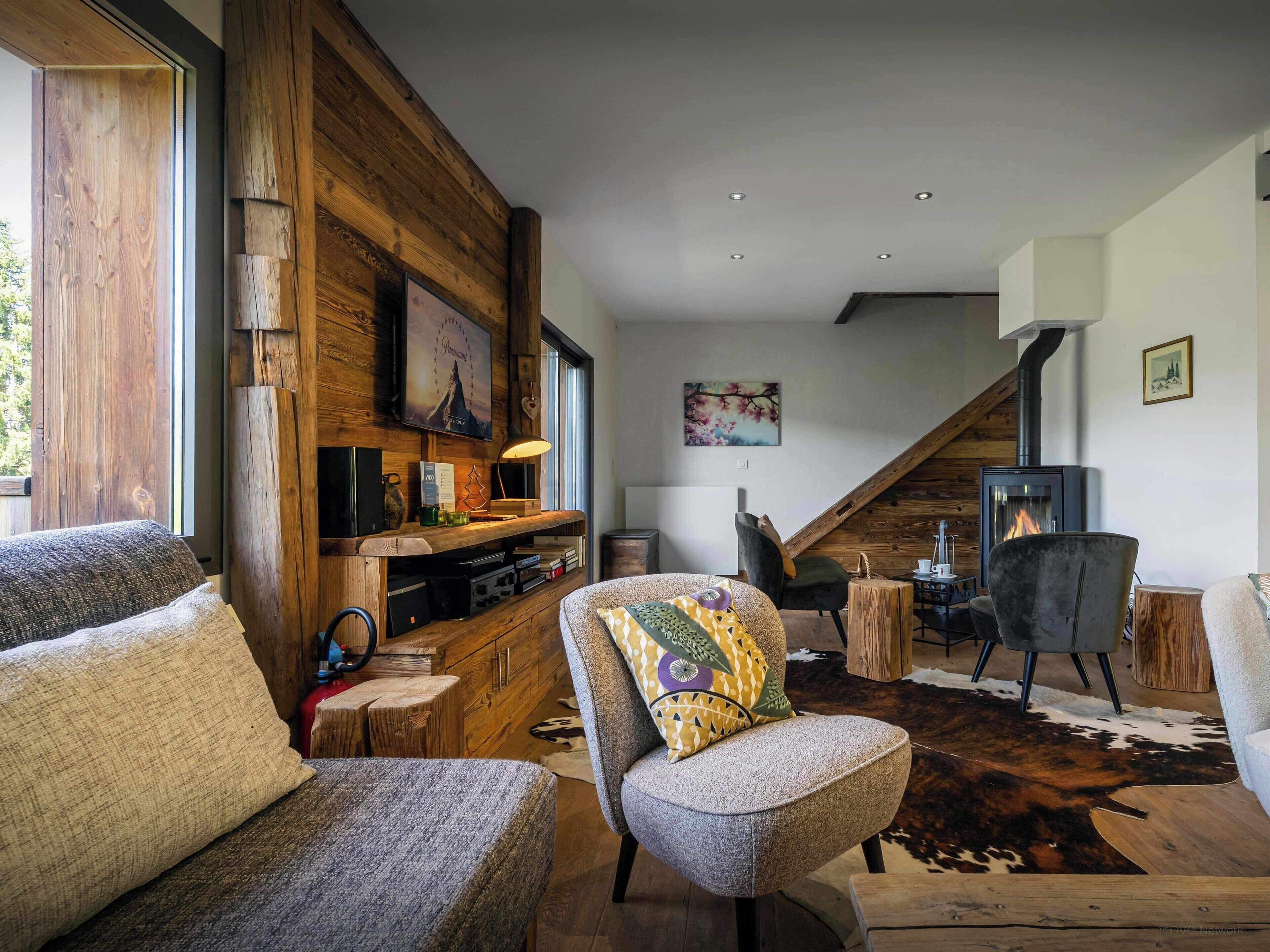 Een televisie, een open haard en een dvd-speler