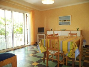 Dining - Family-Friendly 4-Room Apartment, Sleeps 8, Steps from Beach in Tranquil Narbonne Plage (Narbonne)