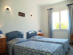 3 bedrooms - Family-Friendly 4-Room Apartment, Sleeps 8, Steps from Beach in Tranquil Narbonne Plage (Narbonne)