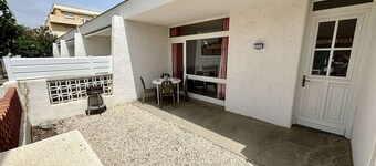 Cozy 3-Room House, 6 Sleeps, Near Beach & Shops, 2 Terraces, Pet Friendly