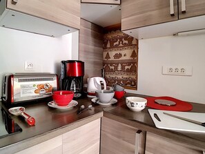 Een koelkast, een microgolfoven, een oven, een vaatwasser