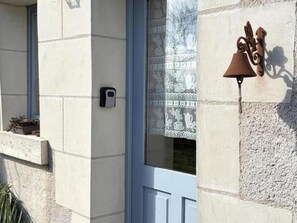 Unclassified image, 3 of 24, button