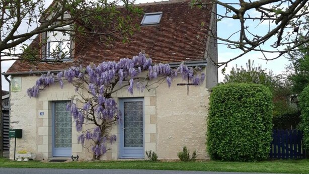 A building with a traditional architectural style, featuring a stone facade and a symmetrical window design. - Charming cottage with garden, near Chenonceau and Beauval (Luzillé)