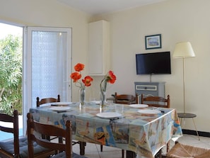Dining - Beachside Villa with Terrace, 4 Bedrooms, Parking, 150m from Beach (Fleury-Saint-Pierre-la-Mer)