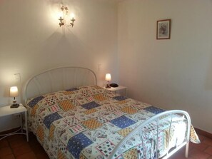 2 bedrooms, iron/ironing board, internet - Le Gîte Jaune in AMPUS - AMPUS (AMPUS)