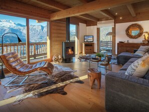 TV, peis, DVD-spiller og bordtennis