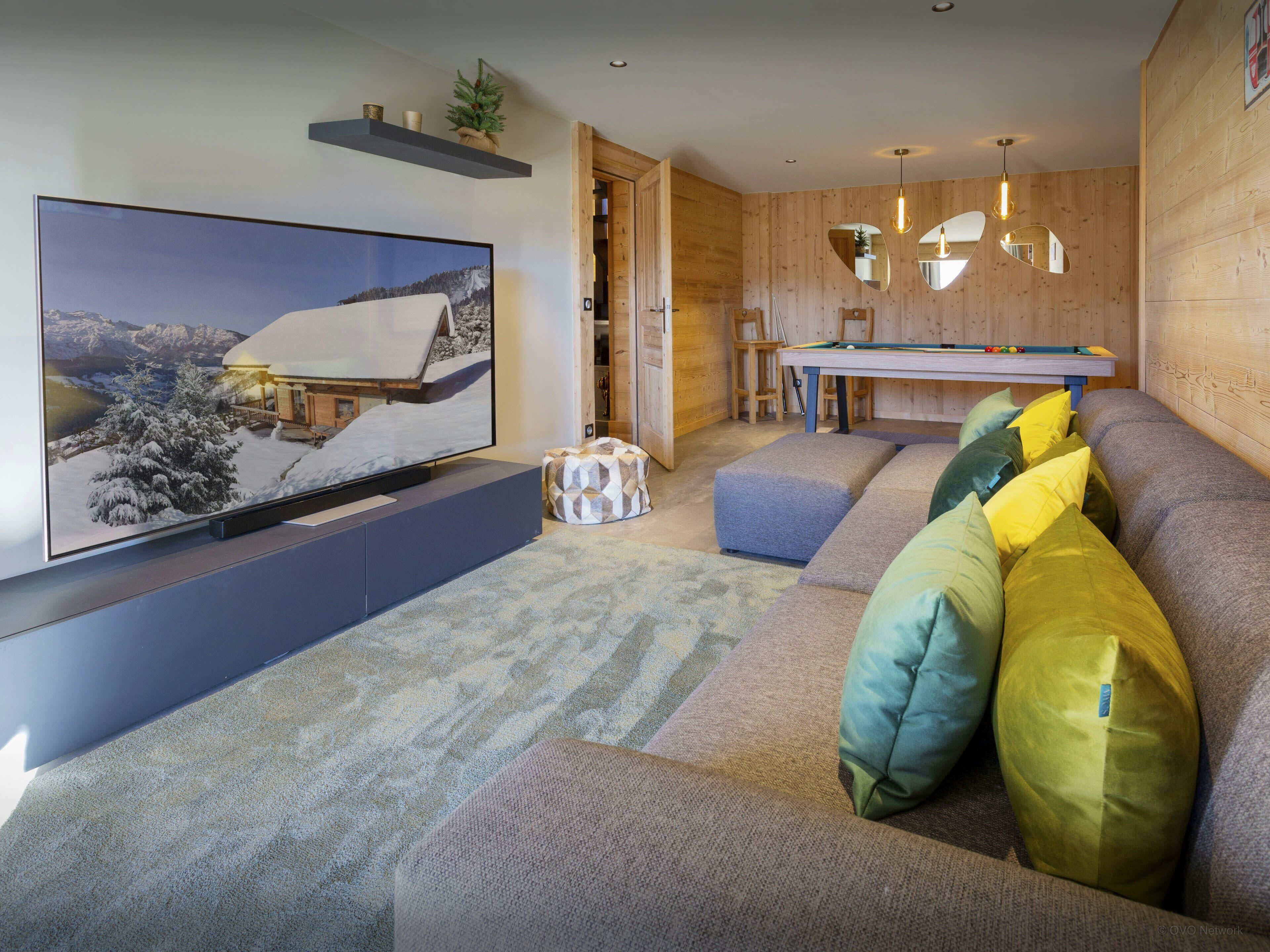 Télévision, cheminée, lecteur de DVD, table de tennis de table